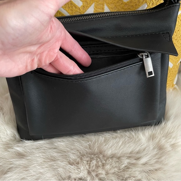 Universal Thread Vegan Crossbody Bag - Picture 6 of 10